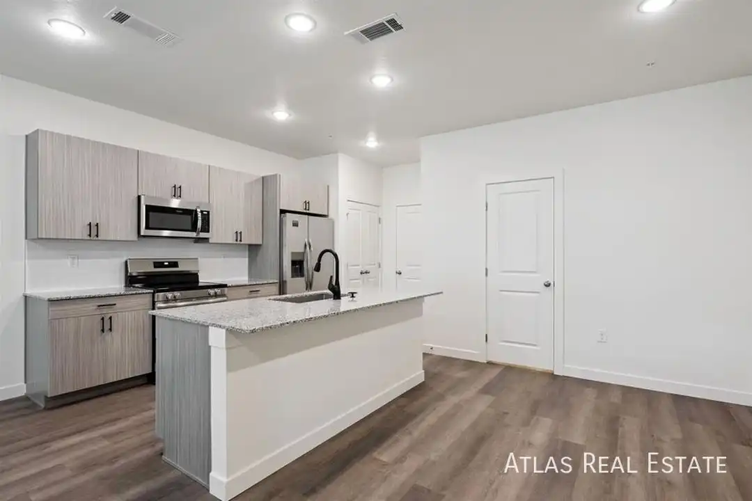 646 Homestead Ave - View 4