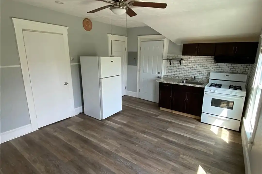 Apartment in Cleveland - View 5