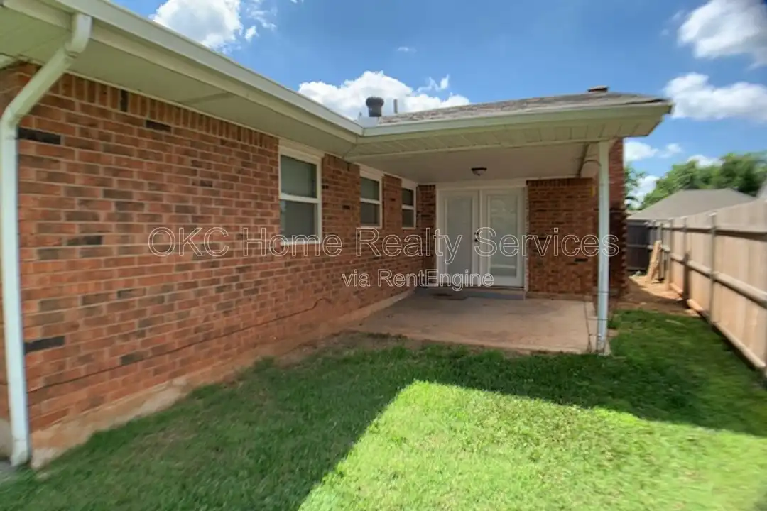 5809 NW 62nd St - View 6