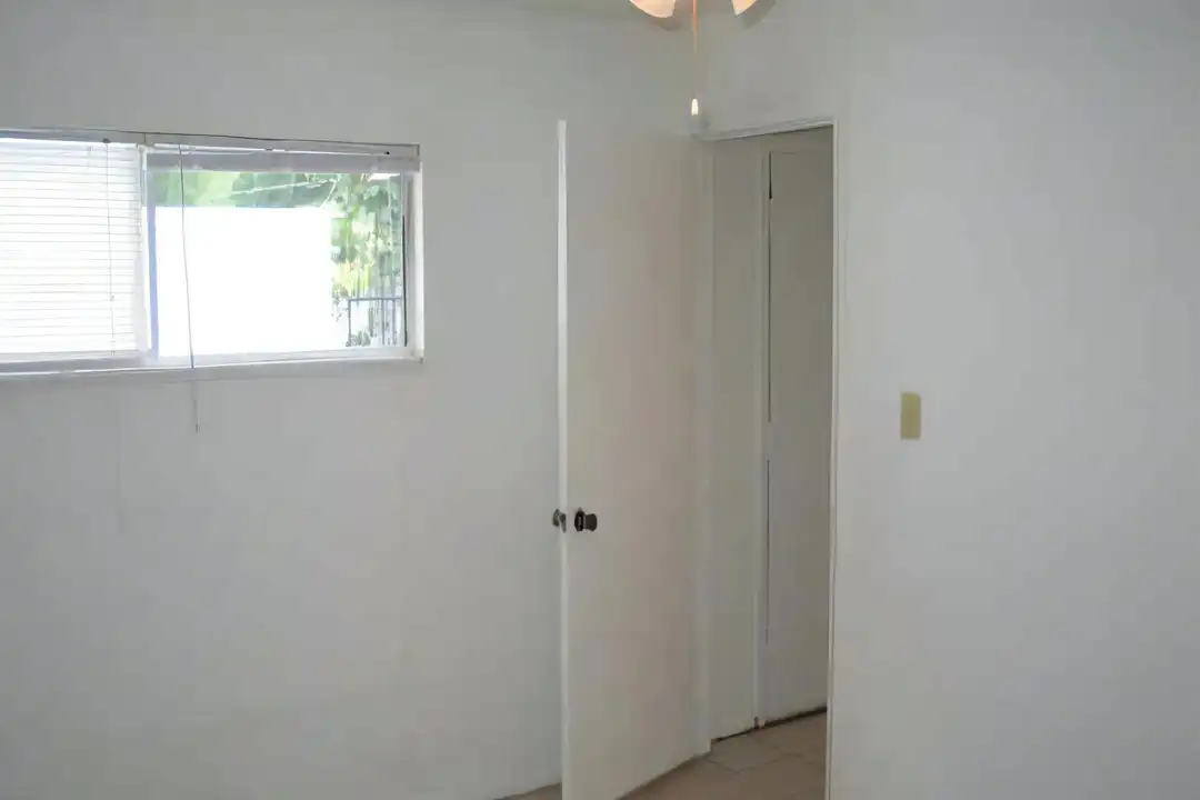 3601 SW 31st Dr unit 2 bedroom - More