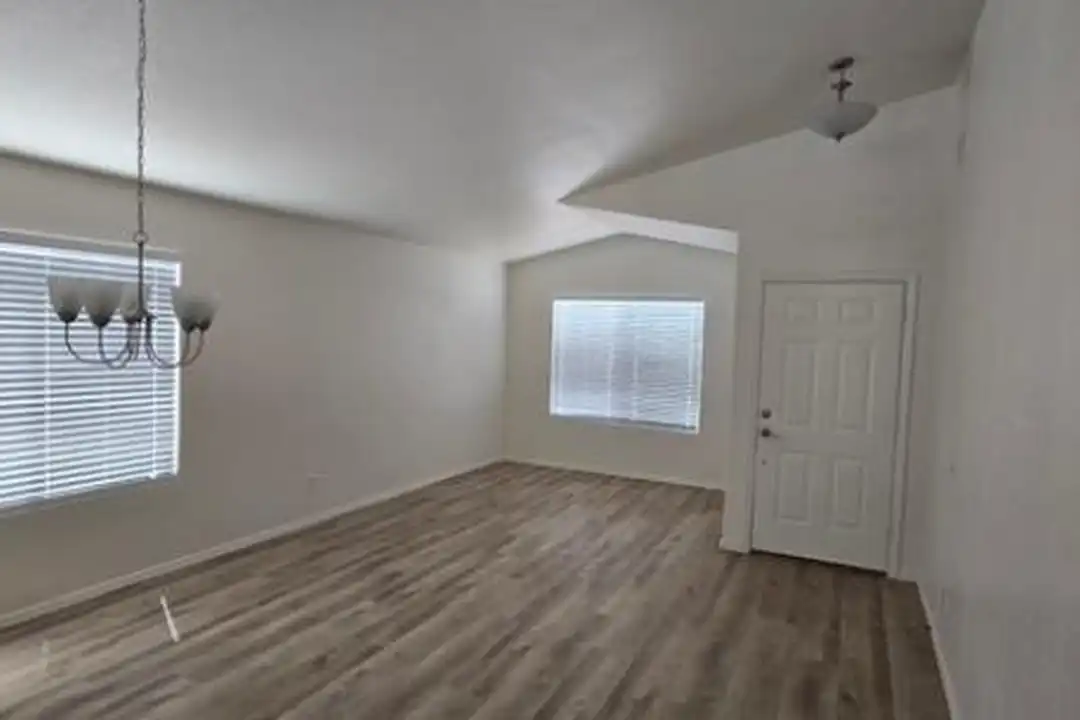 House in Glendale - View 2