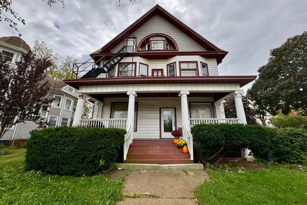 2109 Washington Ave unit Unit 3 - UPPER #3 – photo 1