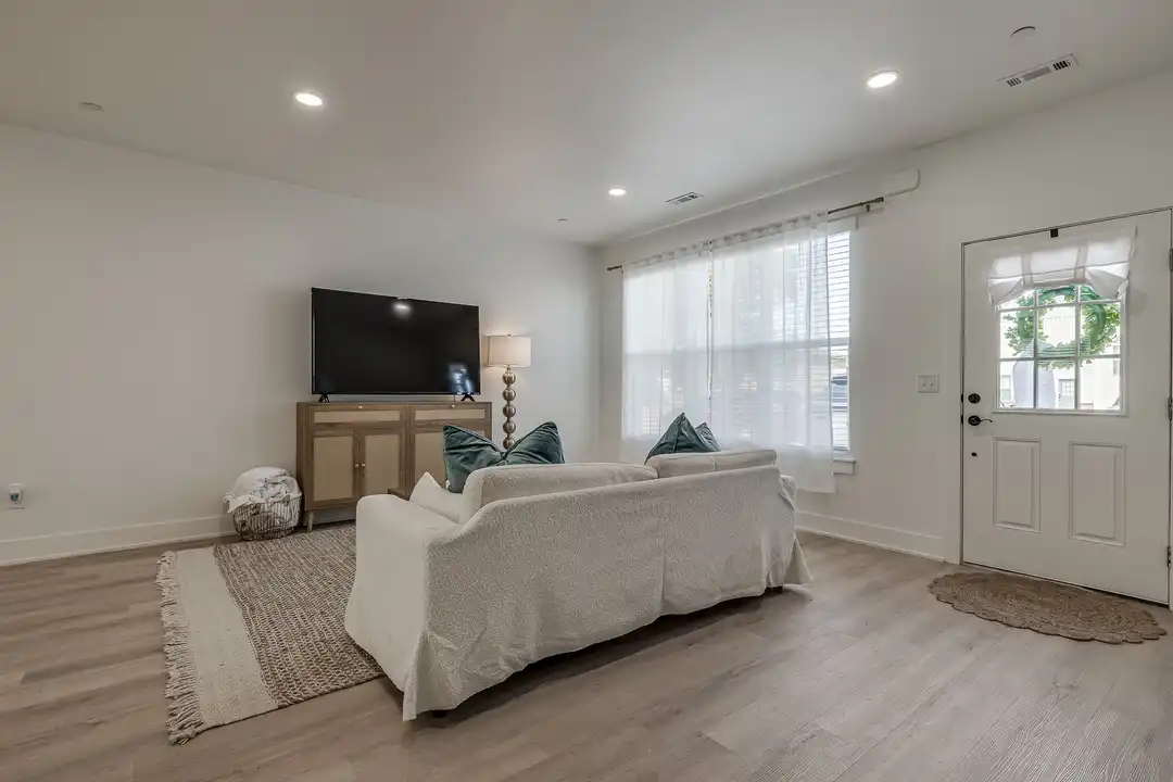 1644 N Leverett Ave - View 5