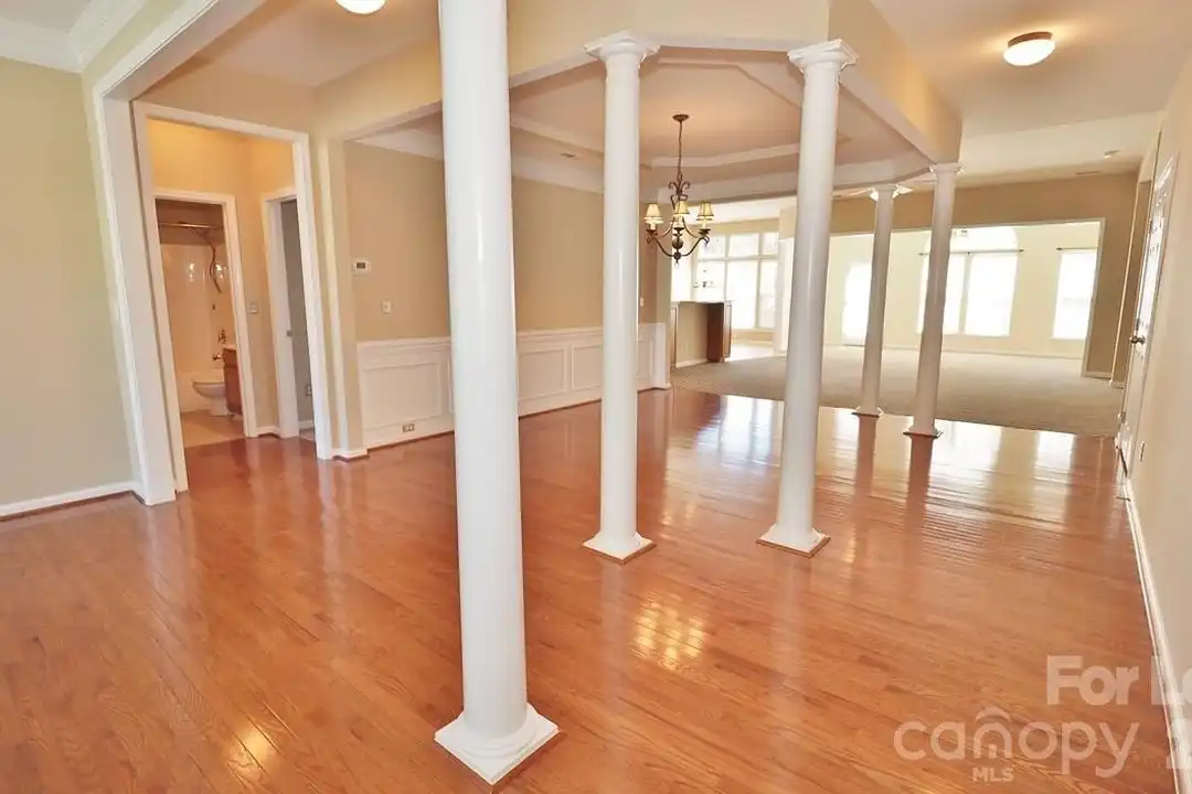 6860 Lakecrest Ct - View 6