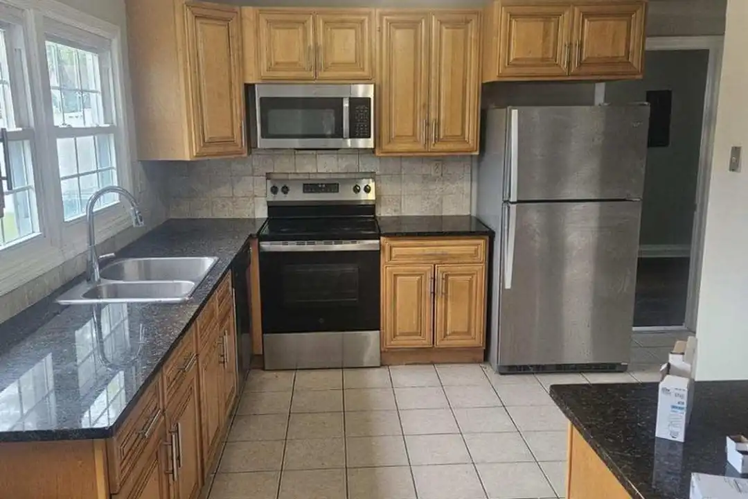 36 Newtown Ln – photo 1 of 6