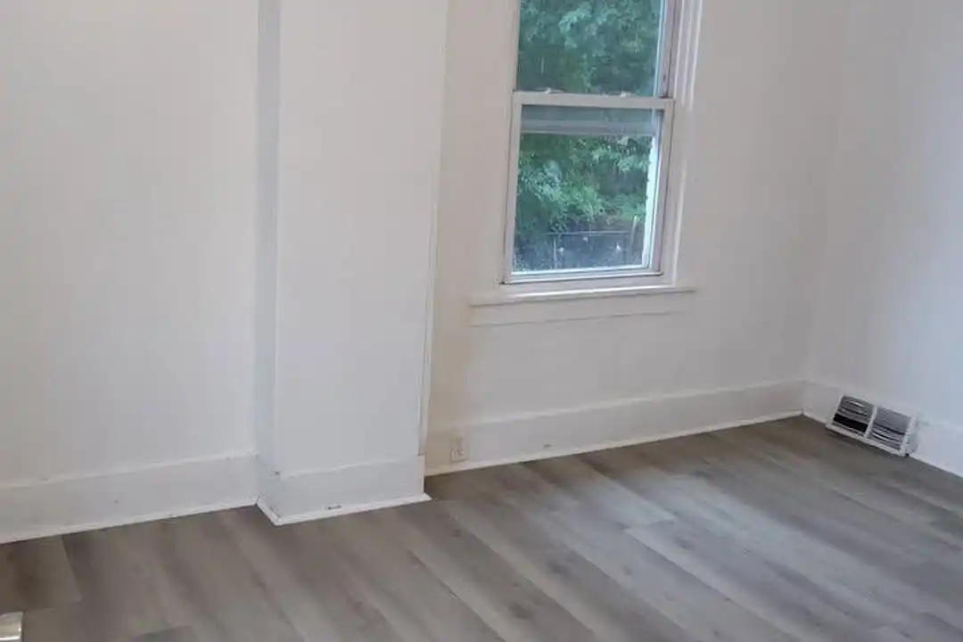629 N 2nd St - More
