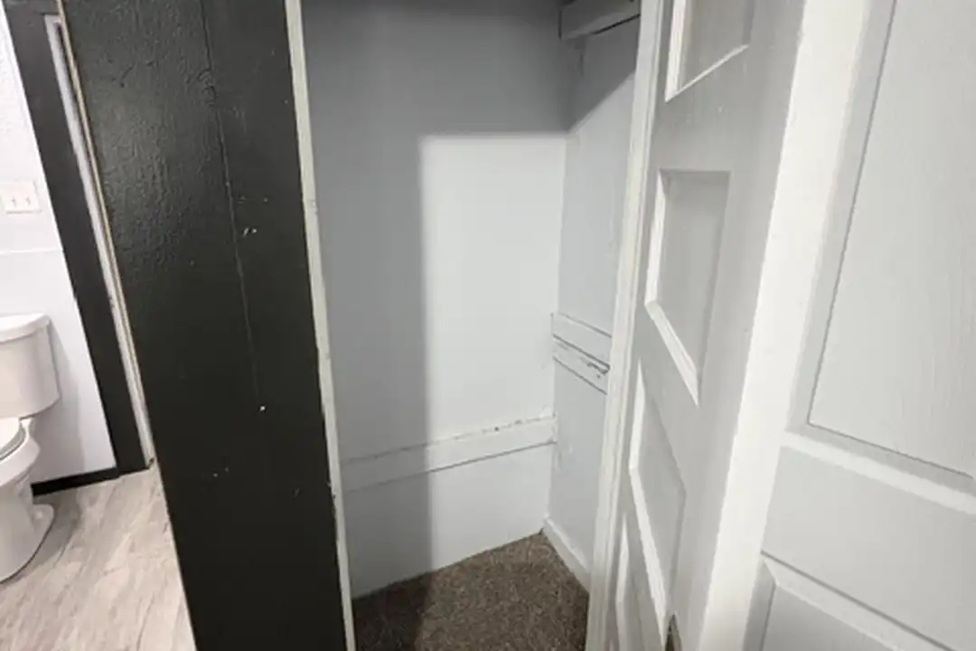 904 SW G Ave - View 5