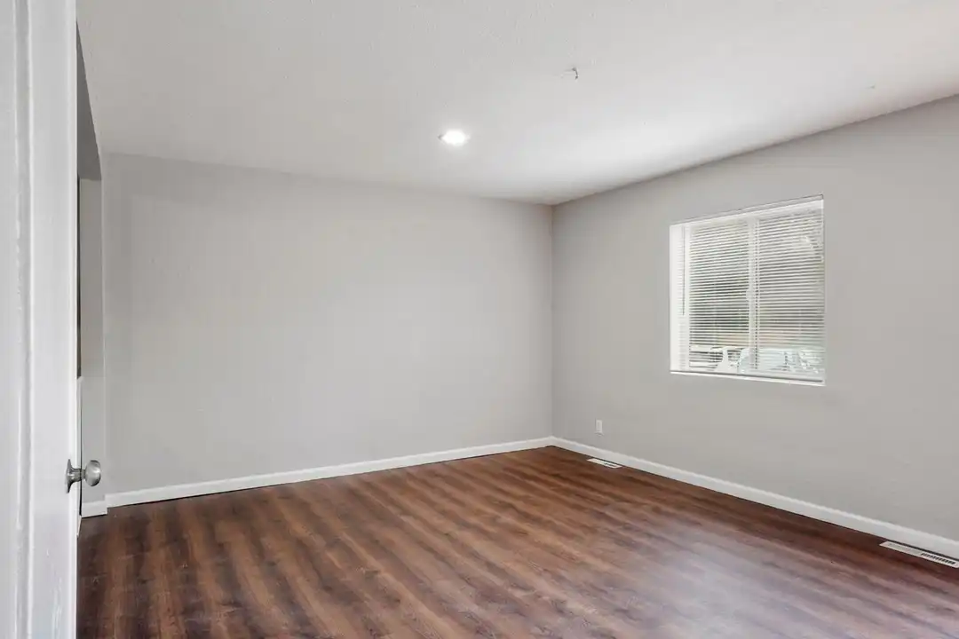 982 S Sheridan Blvd – pohled 6
