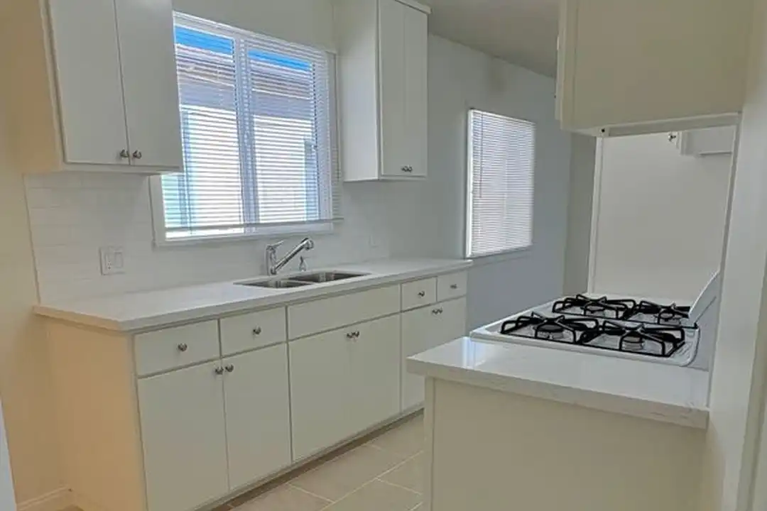 Apartment in Lawndale - View 3