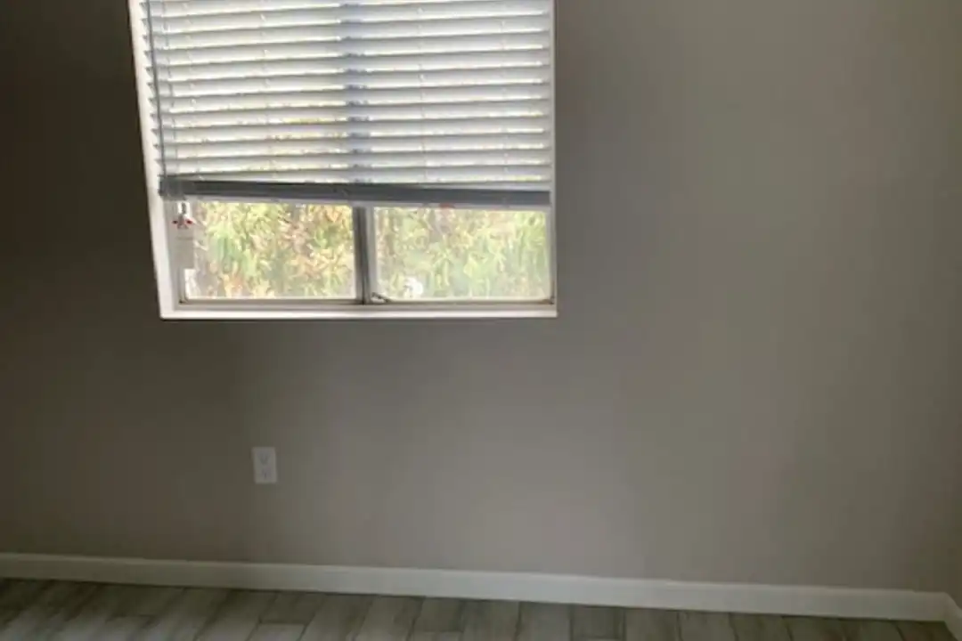 714 E 10th St unit 12 - View 4