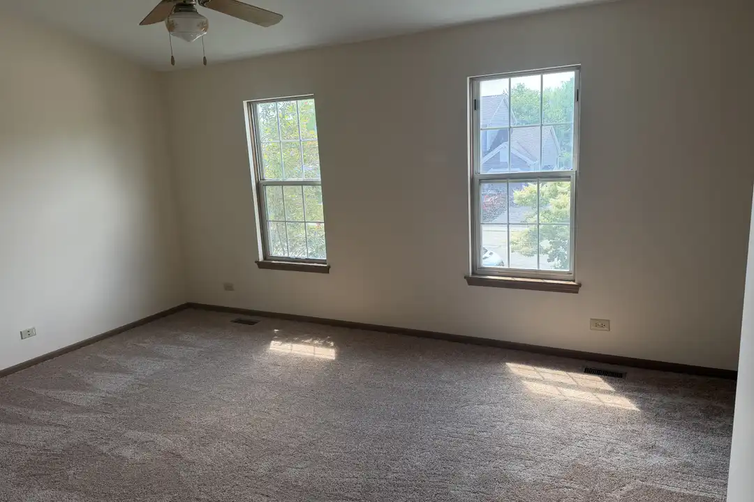 125 S Southport Rd unit Mundelein - View 3