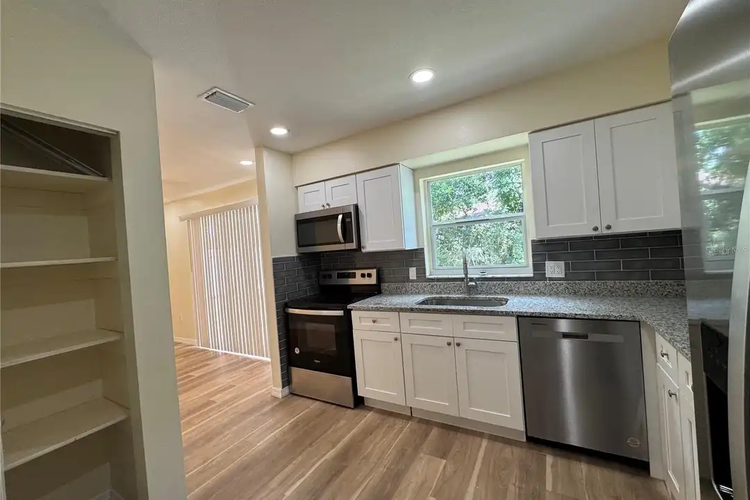 665 W Juniata St - More