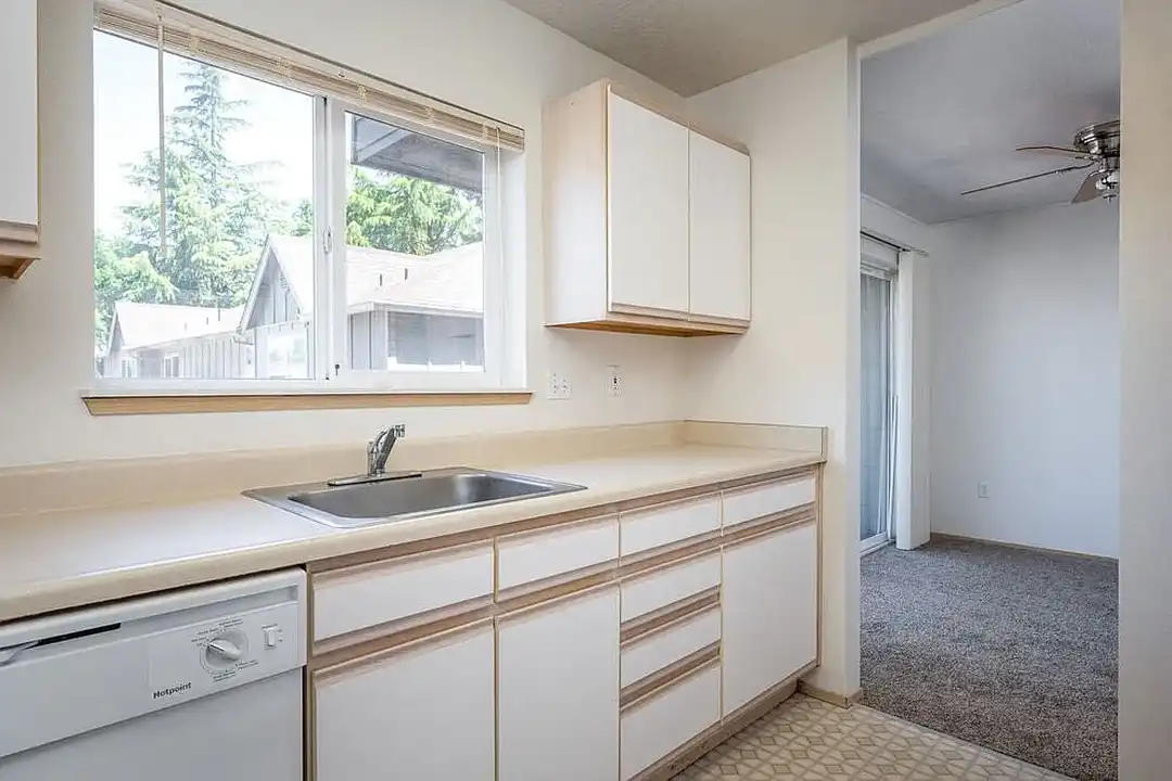 Tuxedo Park Apartments - More