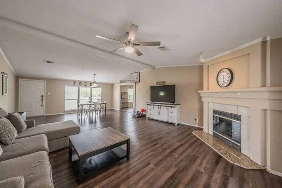 House in Kaufman - More