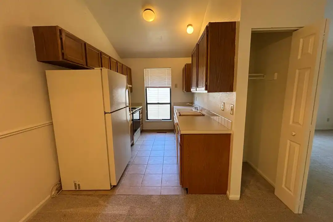 1047 Mirrormere Cir - More