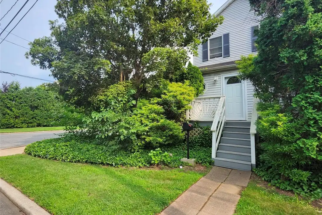34 Parkside Dr – photo 1 of 15