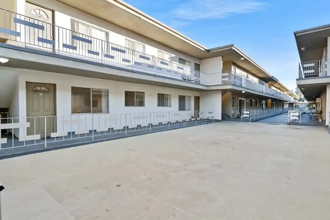 Tarzana Courtyard - View 3