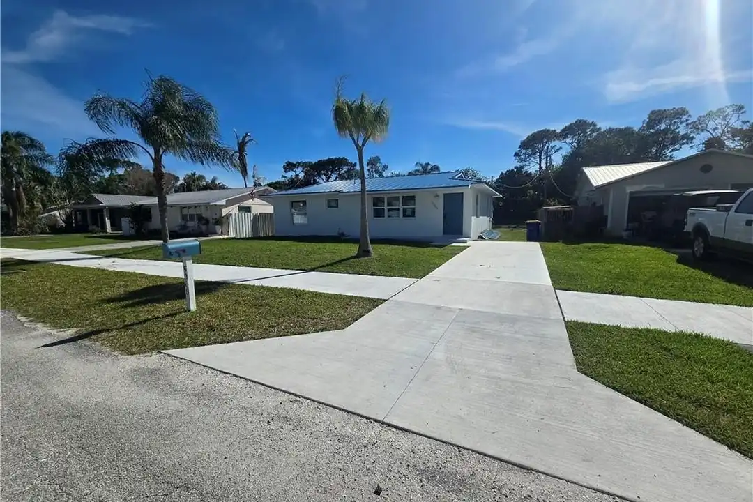 5968 SE Avalon Dr - View 3