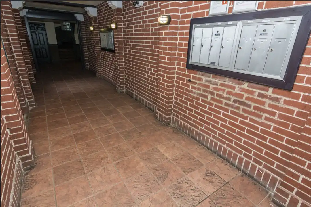 8233 S Ingleside Ave unit 1W - View 3