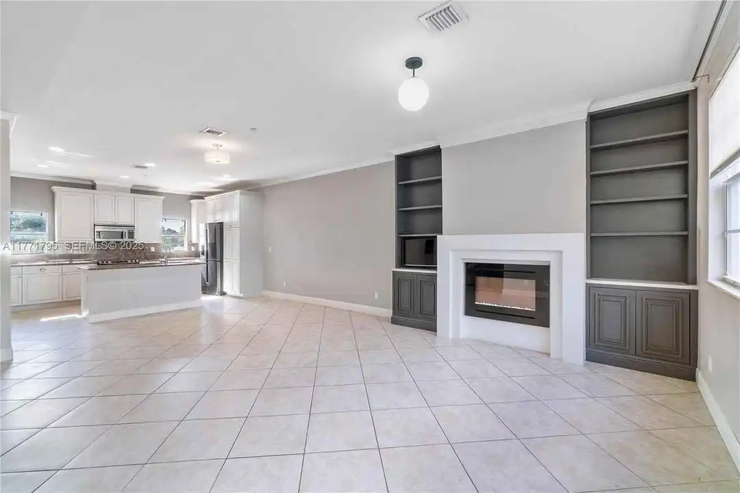 407 SE 13th St - View 2
