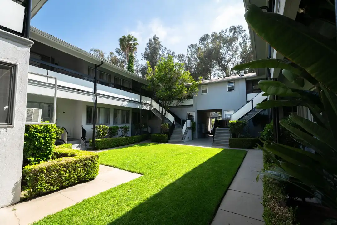 Apartment in Los Angeles, Westwood - View 2