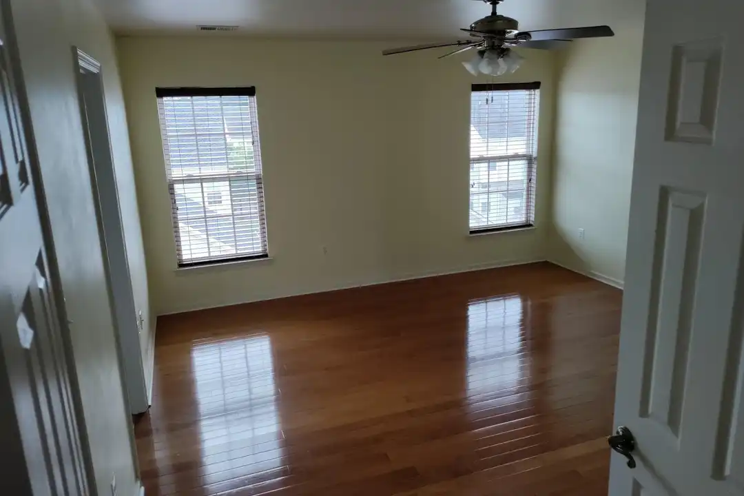 1202 Ellis Ave - More