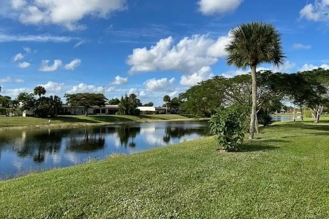 221 Lake Meryl Dr - View 2