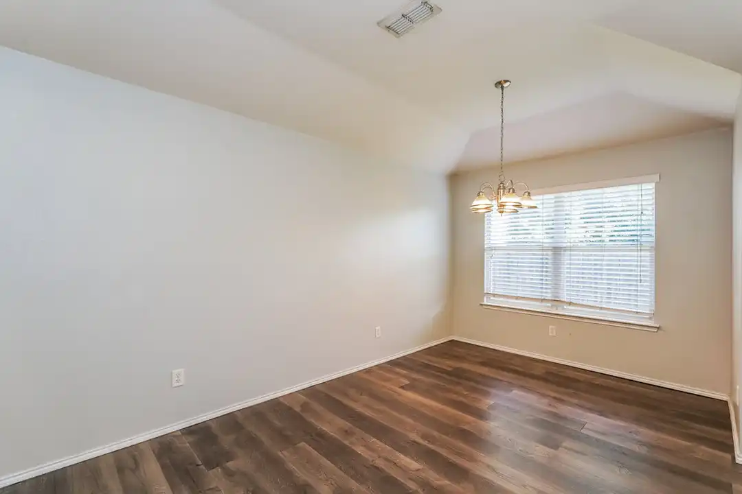 433 Heritage Dr - More