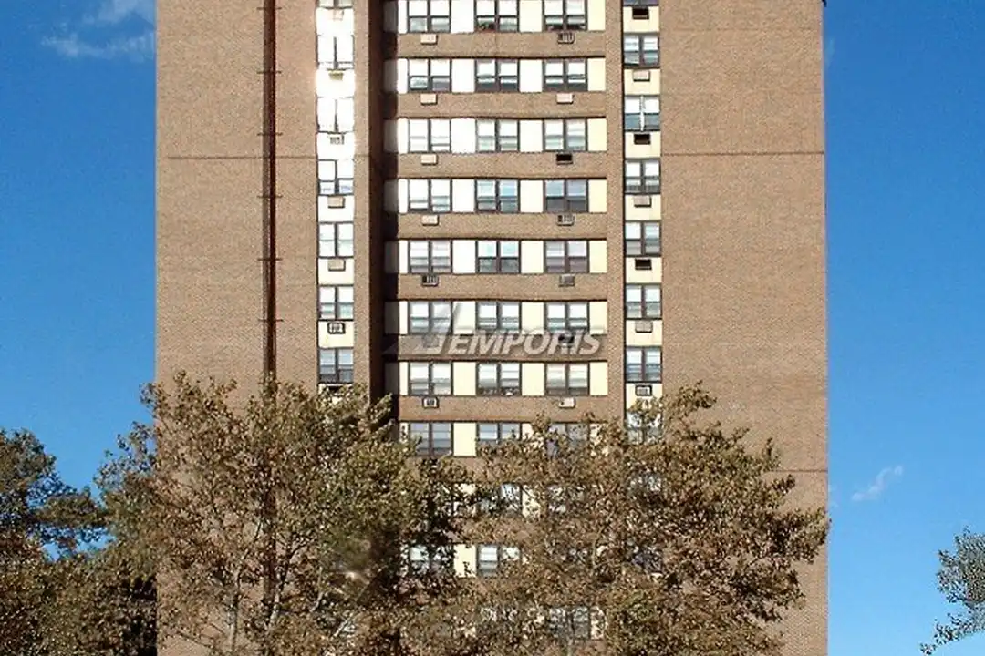 195 W Market St – photo 1 of 12
