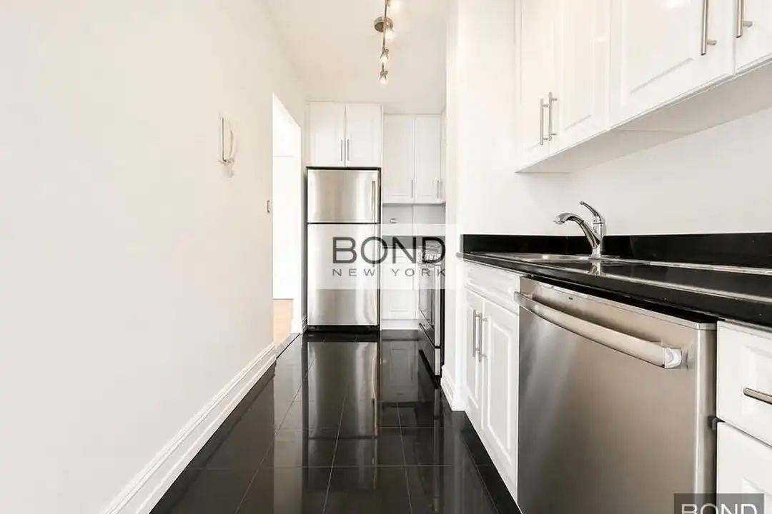888 8th Ave - View 4