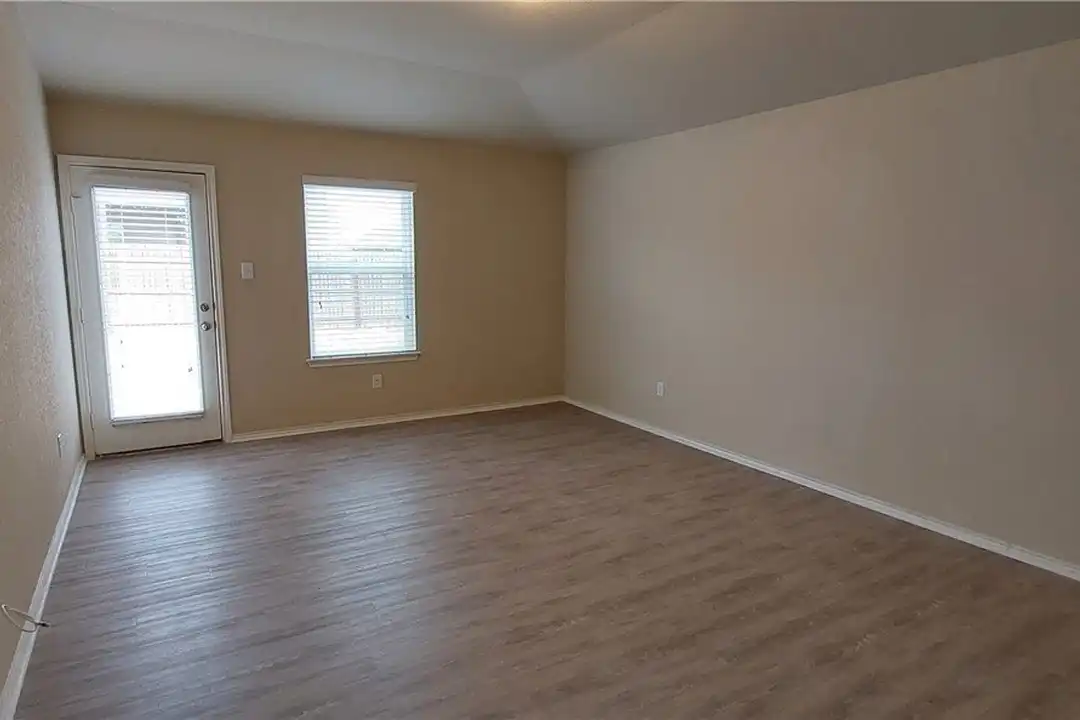 1556 Birmingham Dr - More
