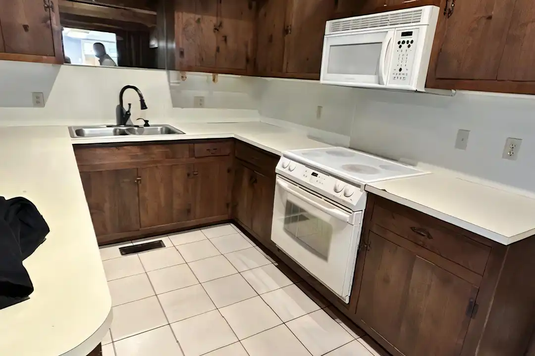 440 Shadow Ln - More