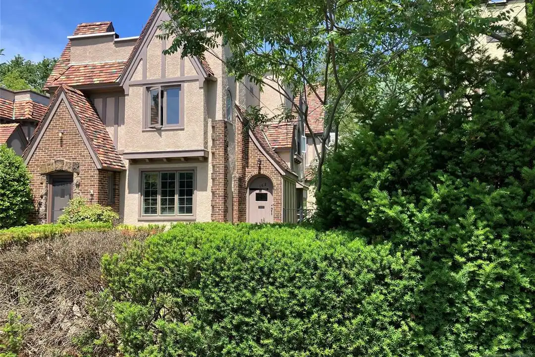 162 Washington Pl - View 3