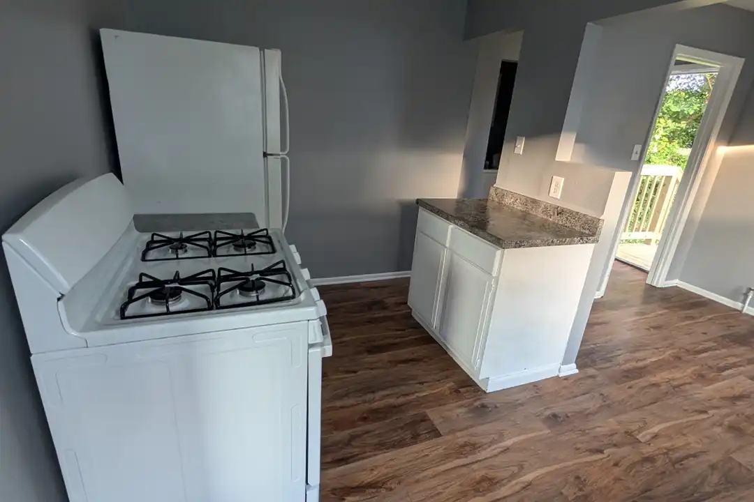 1011 NE Seward Ave - More