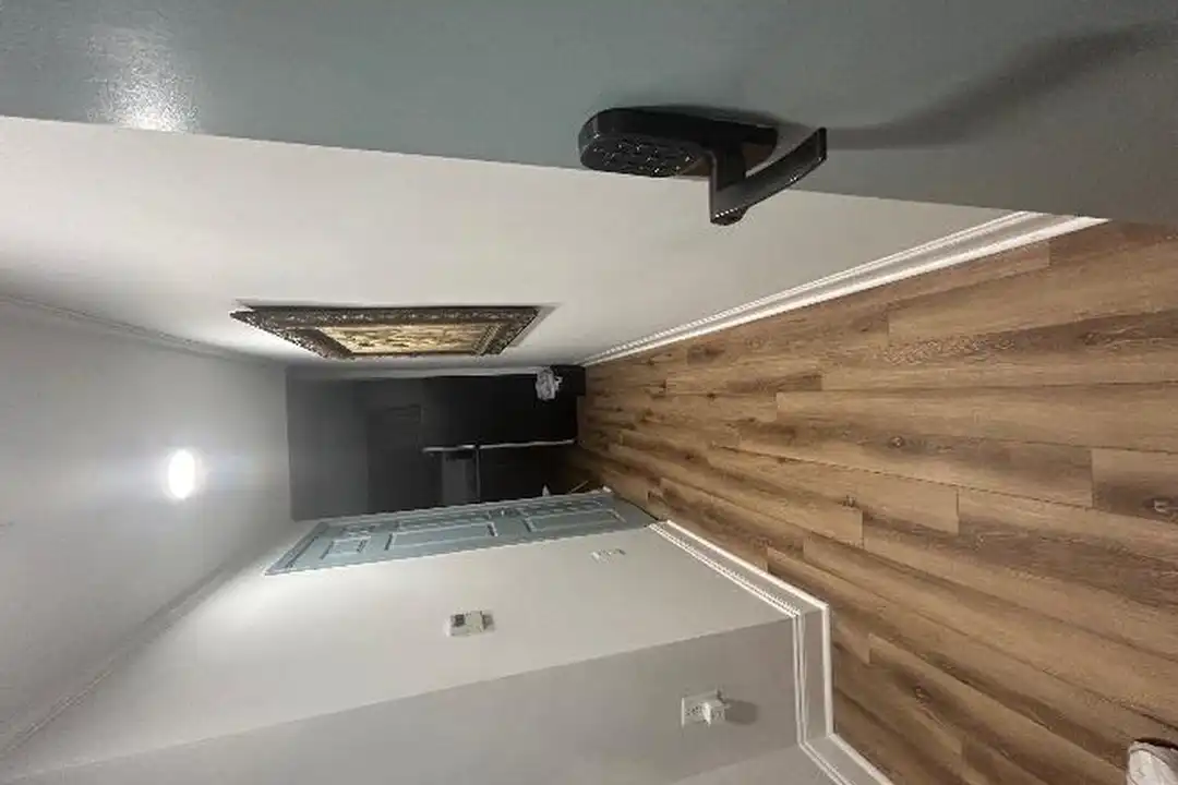300 Laurel St - View 4