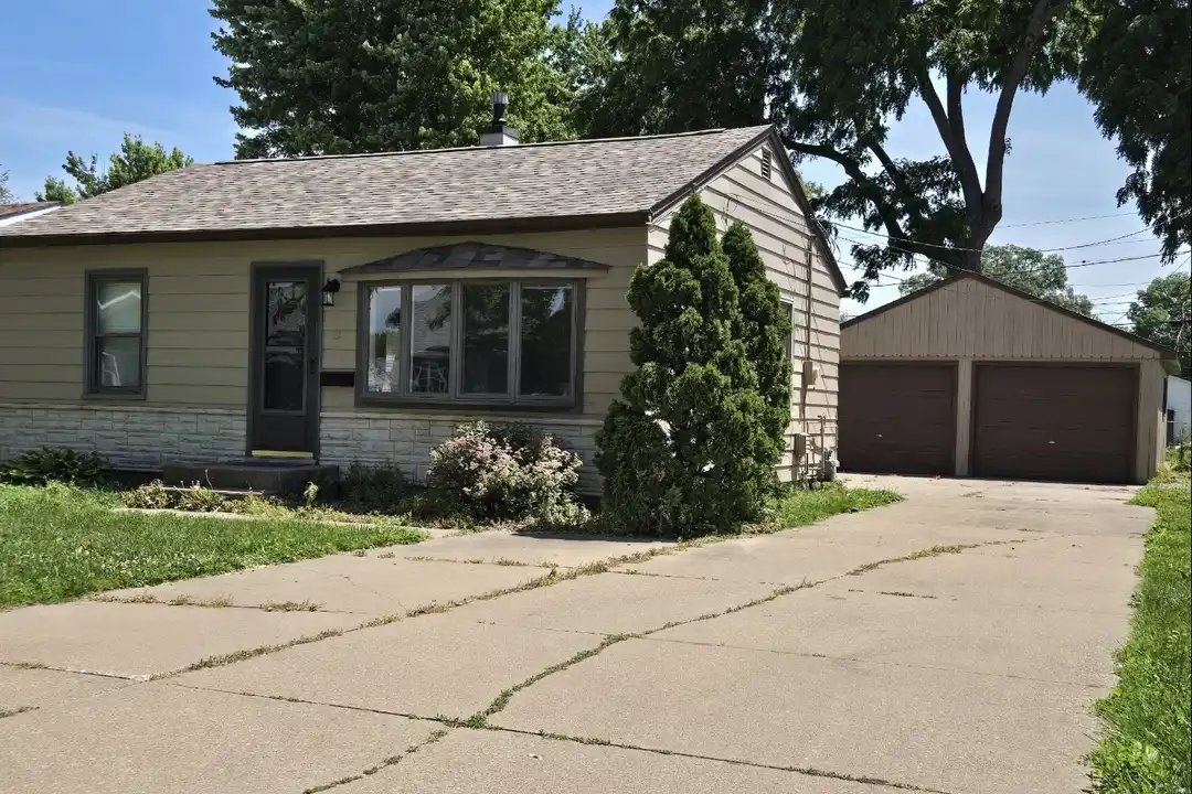 449 4th St E - View 2