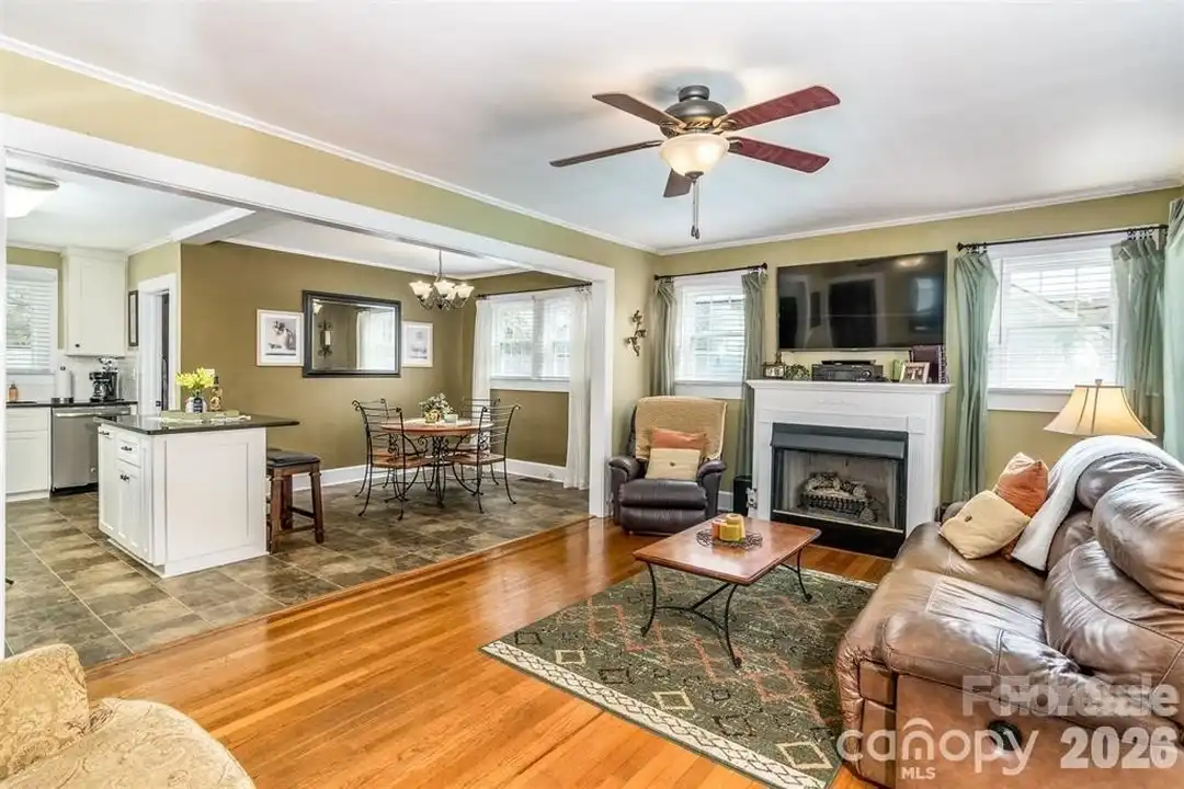 1004 Valley St - View 3