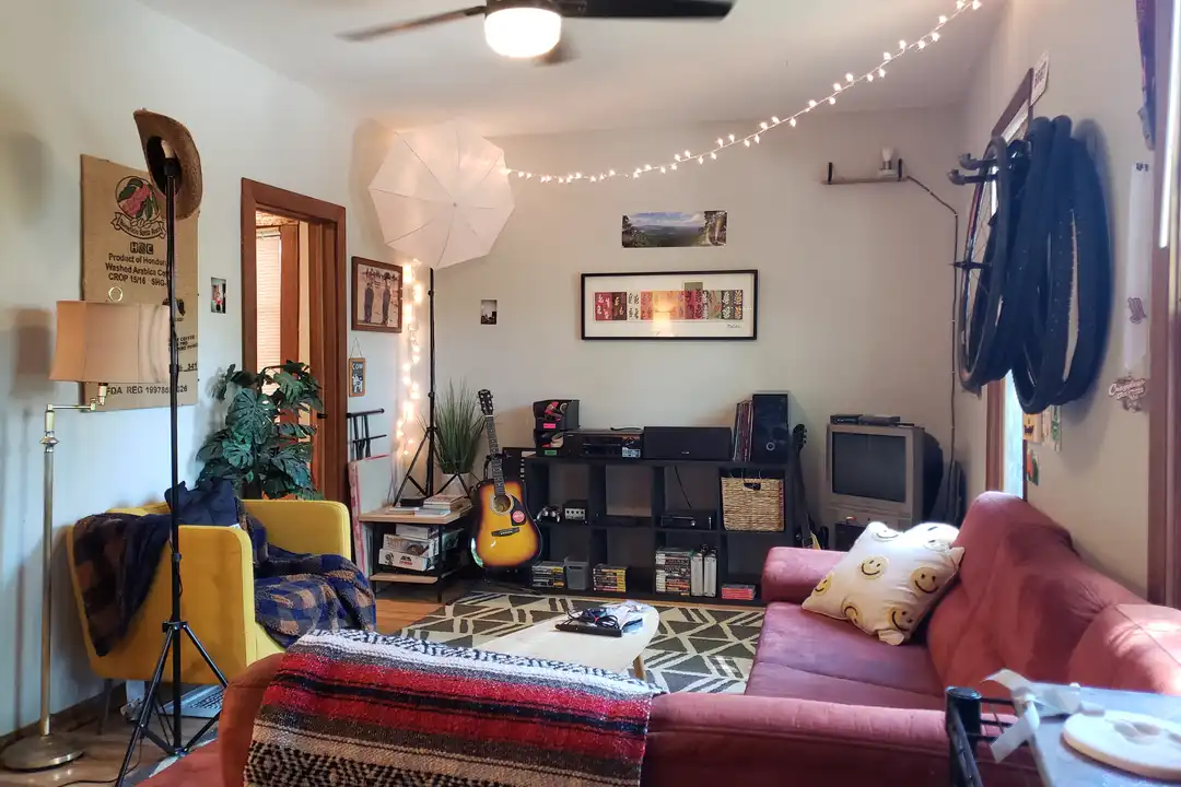 816 E Johnson St - View 2
