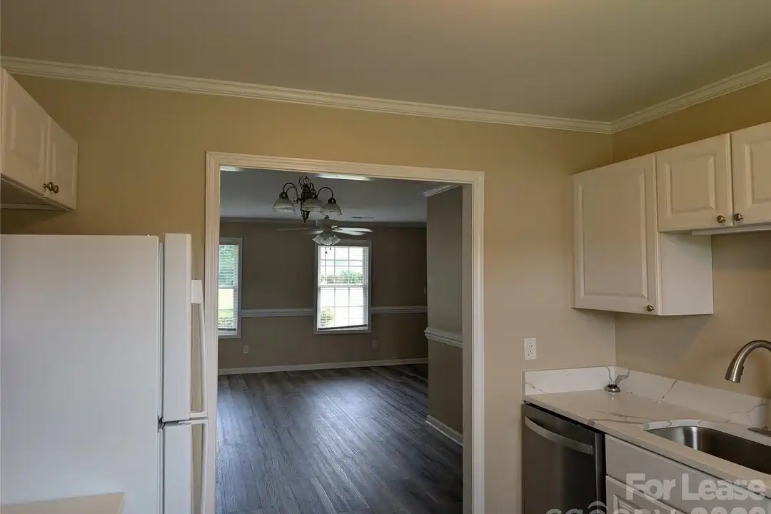 421 West Ave W - More