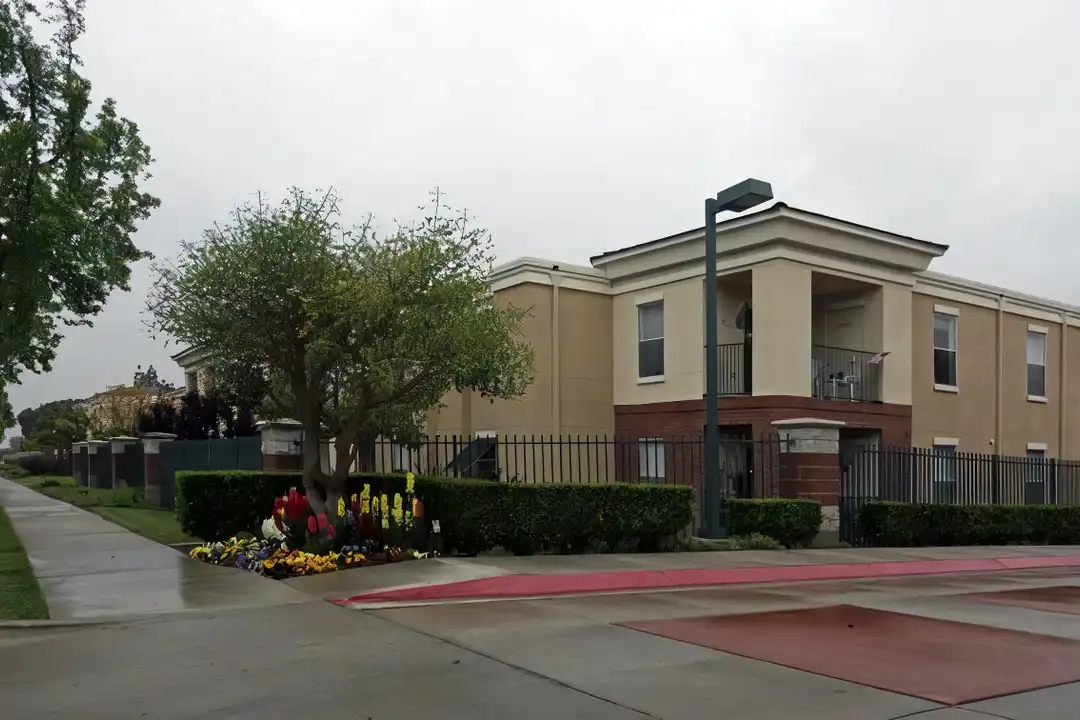 955 N Palmetto Ave unit 102 – photo 1 of 4