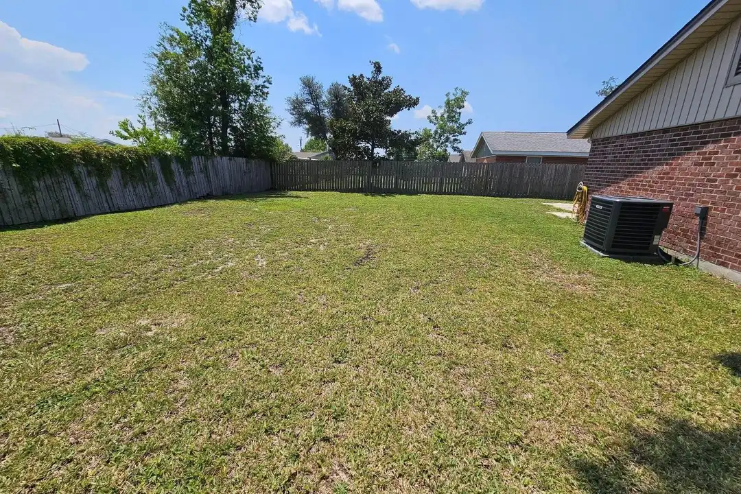 221 Viola Ave - More