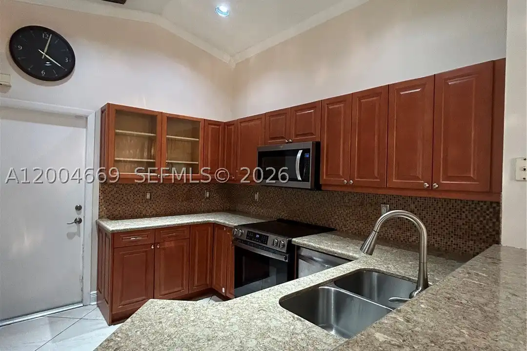 House in Weston - View 3