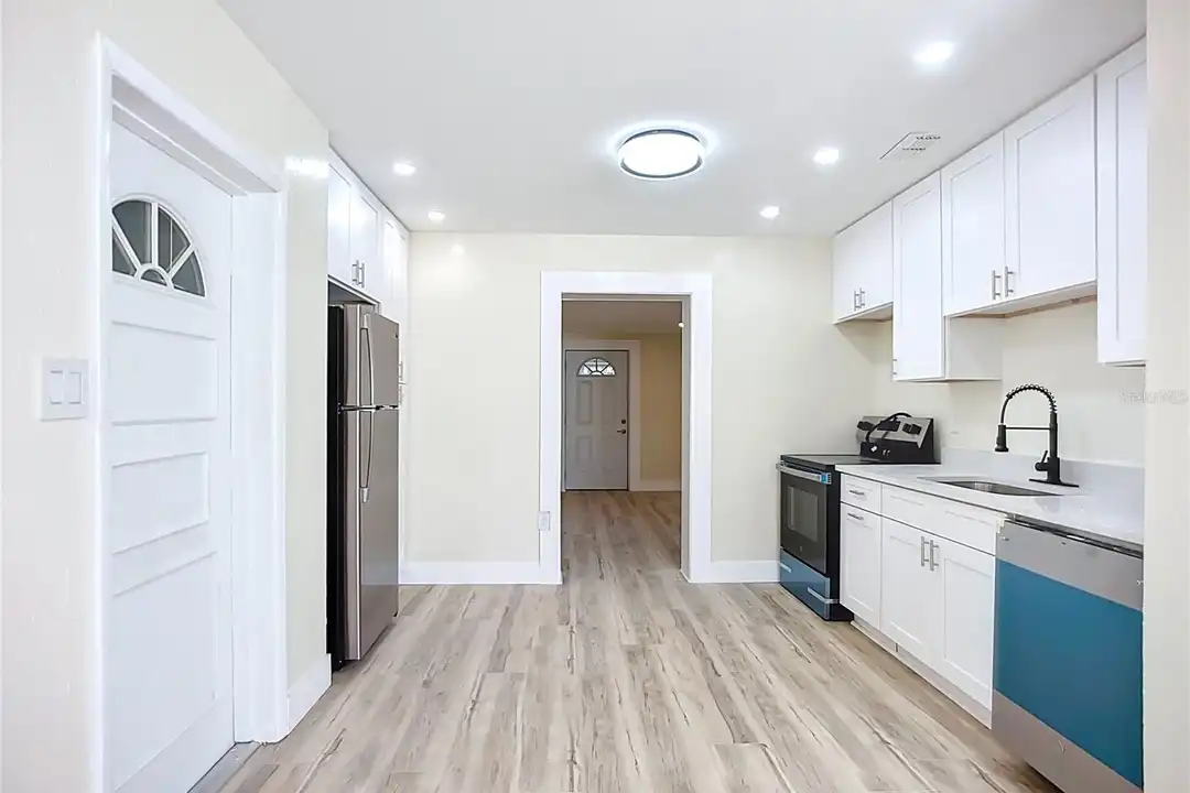 4513 W Gray St – pohled 6