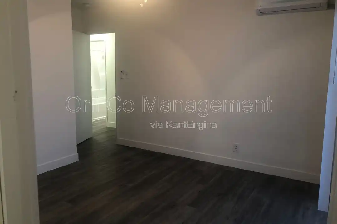 6500 Balboa Blvd - View 5