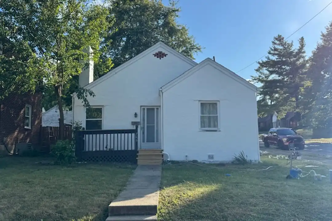 765 Coralie St – photo 1