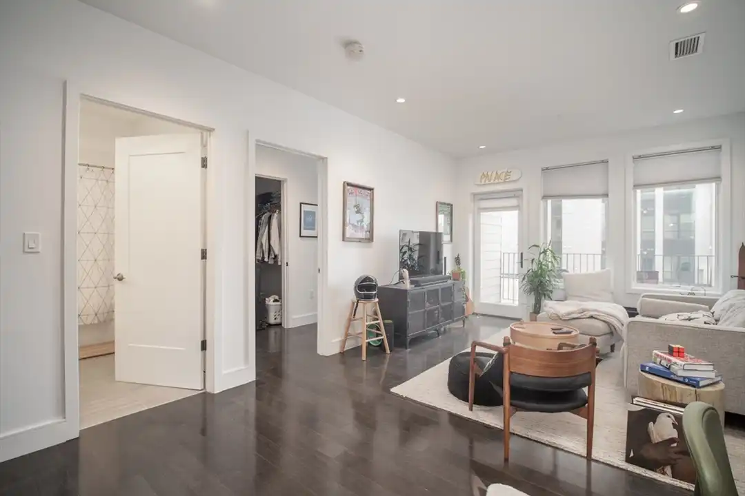 2 W Sixth St unit 205 – pohled 2