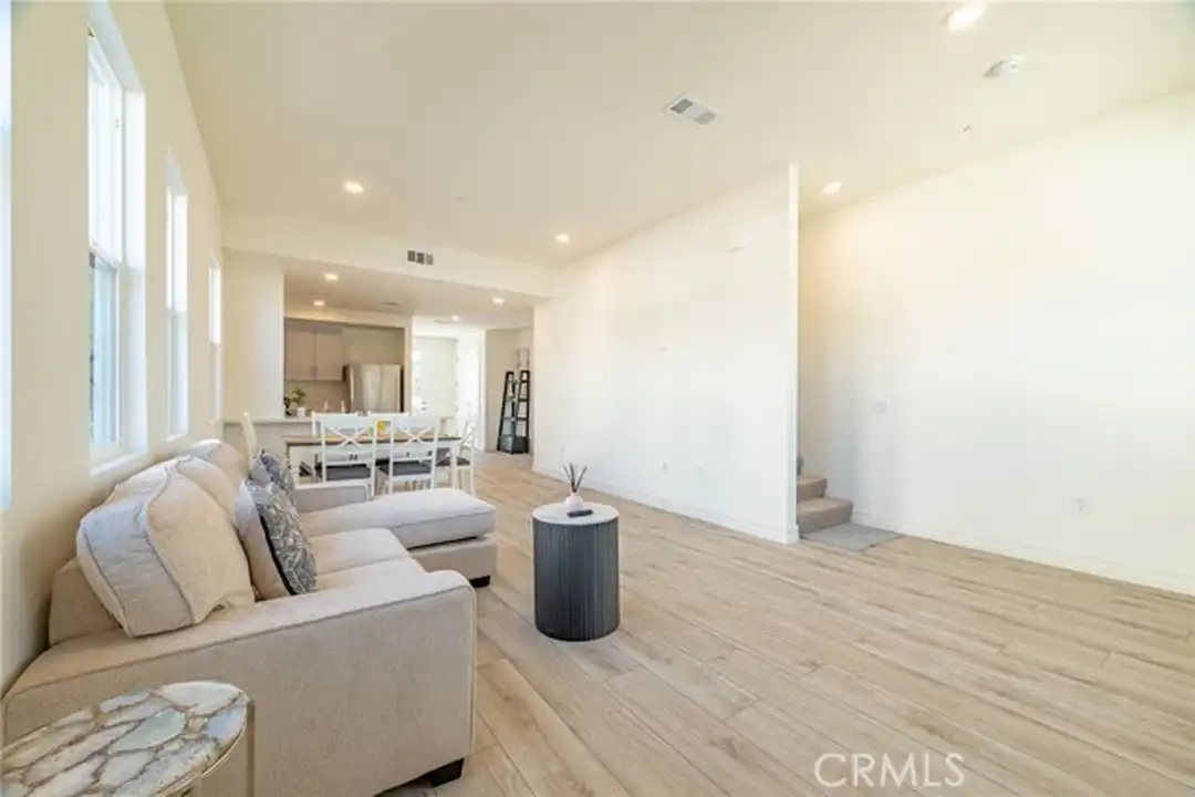 Apartment in Monterey Park - View 4