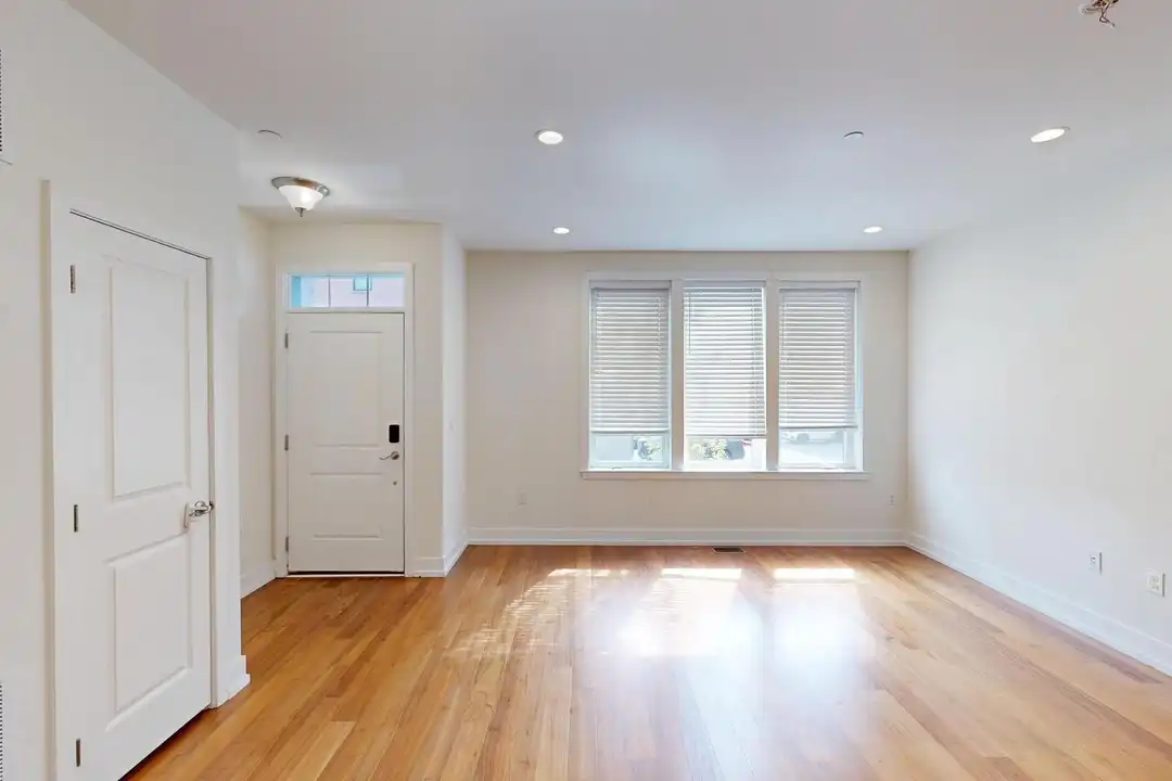 909 Lakeview Ct unit 909 - View 2