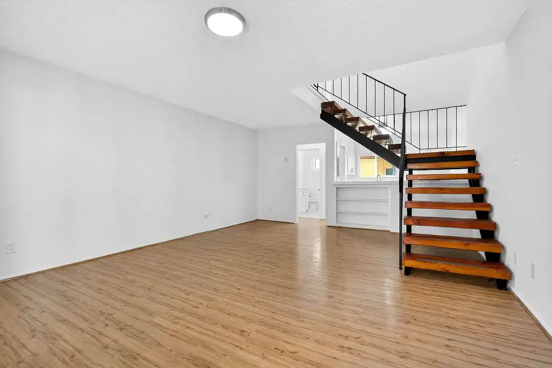 Apartment in Los Angeles, Canoga Park - More