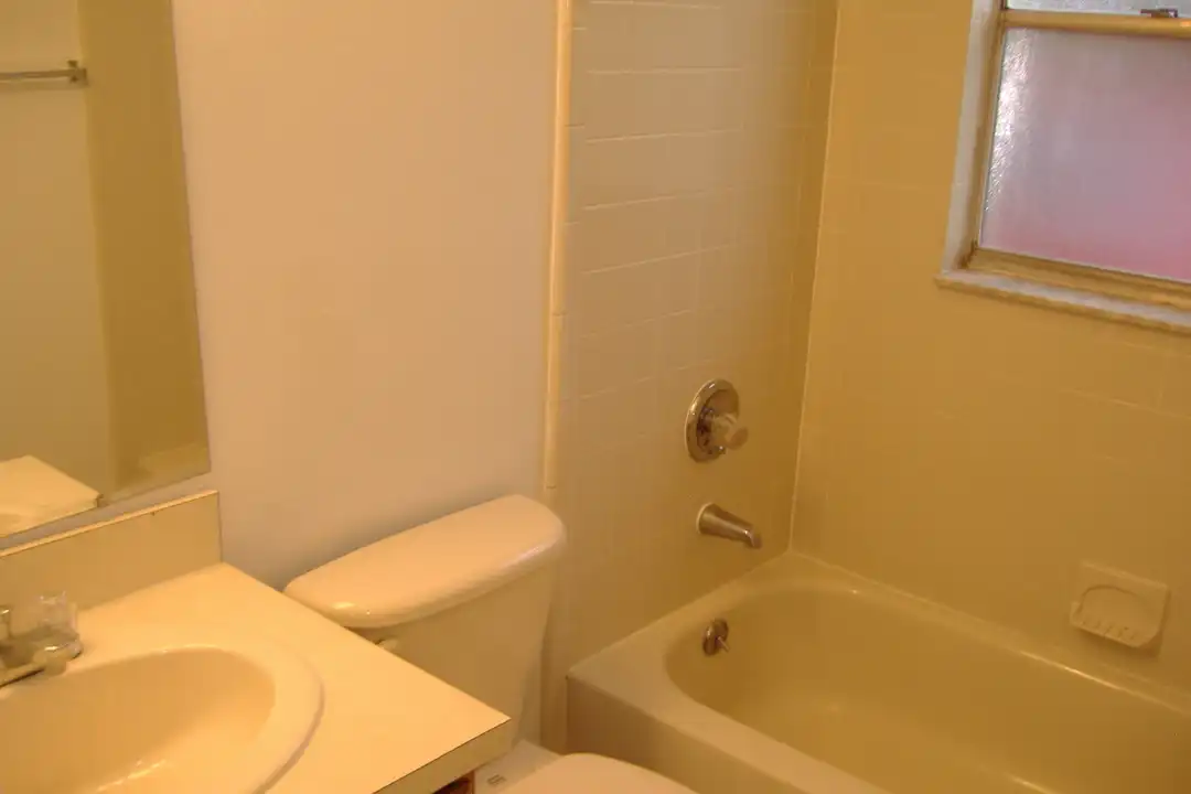 2452 E Illiana St – pohled 5